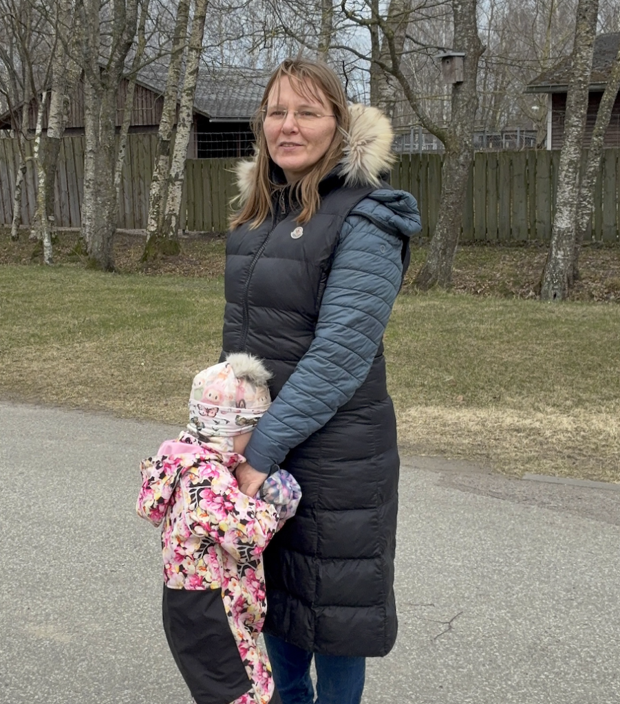 Founder of MyCalmHour spending a peaceful moment outdoors with her young daughter, promoting mindful living, emotional well-being and family connection.